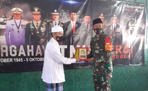 Dirgahayu TNI Ke-75, Dandim Lumajang Kunjungi PP. Miftahul Ulum Bakid